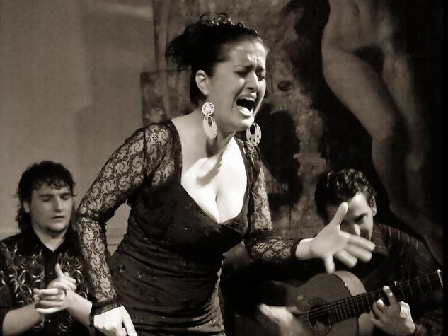 Caridad Vega singing cute jondo
©Carmena